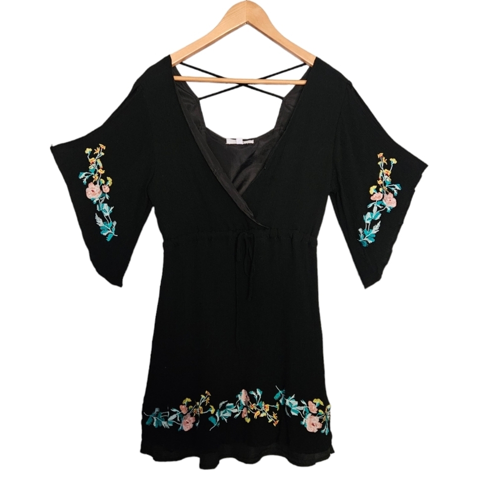 Jack by BB Dakota Embroidered Slit Sleeve Top size M